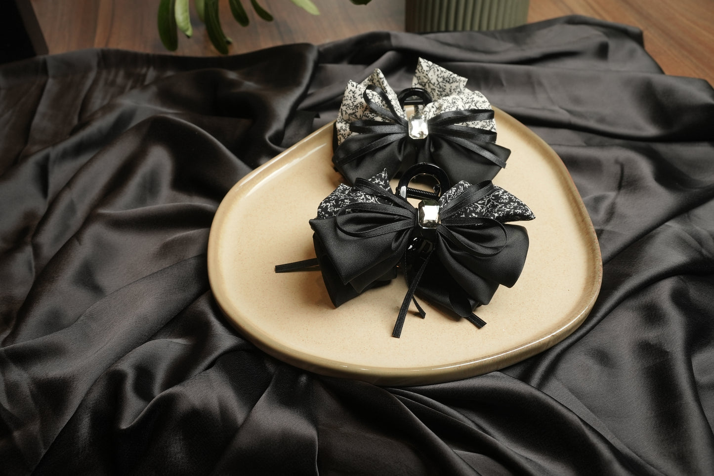 Dual colour bow claw