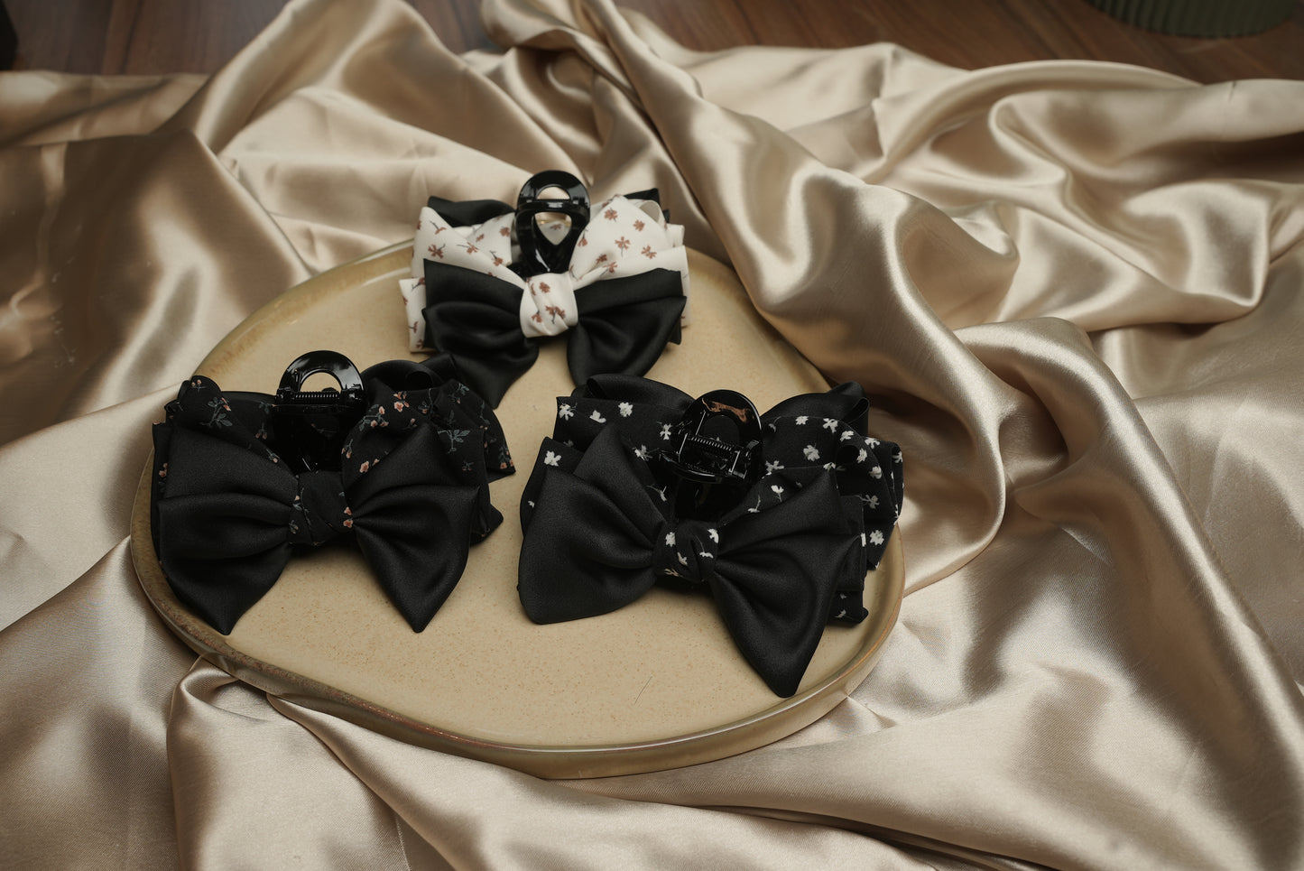 Printed bow styled claw