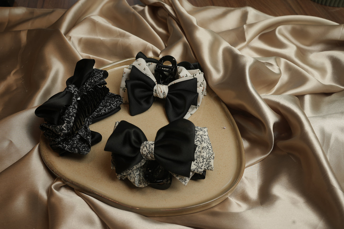 Dual bow styled claw