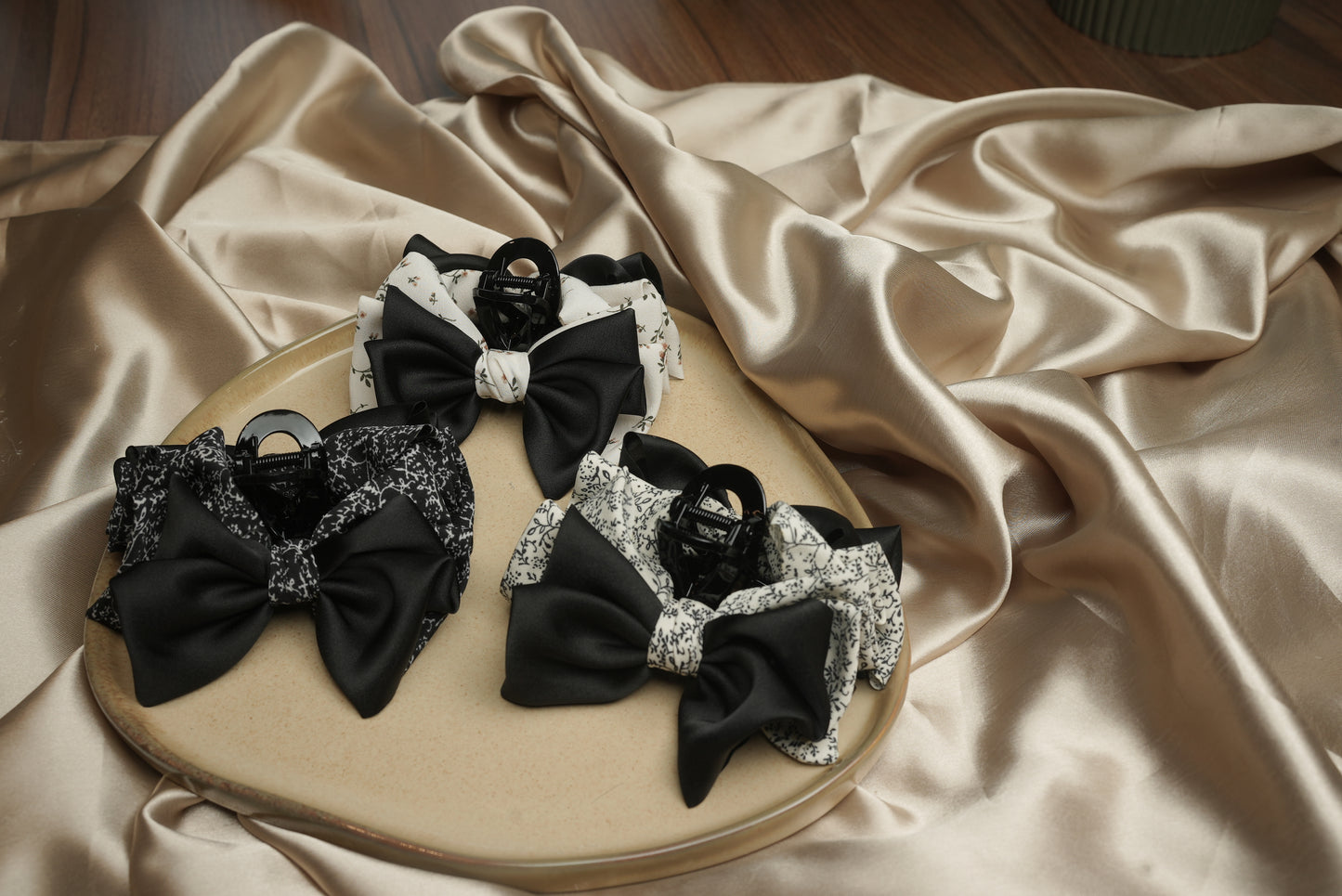 Dual bow styled claw